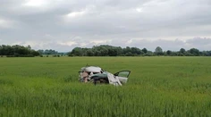 Smrťák pri Gajaroch. Tvrdý náraz do stromu a niekoľko kotrmelcov  v poli nemal 19-ročný vodič šancu prežiť