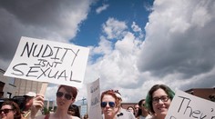 Ženy v Ontáriu pripomenuli svoje právo na odhalené poprsie