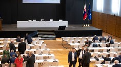 Ani posledný pokus zrušiť potvrdenia pre migrantov nevyšiel. Schôdzu sa v parlamente nepodarilo otvoriť