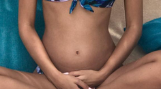 Známy spevák opäť otcom. Dieťatko mu porodí o 18 rokov mladšia priateľka