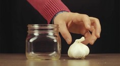 Aj vy neradi čistíte cesnak? Trik, s ktorým to zvládnete za 30 sekúnd