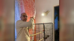 Marián Čurko sa našiel živý a zdravý. „Iba som bol mame vešať záclony a vybil sa mi mobil,“ napísal na Facebook
