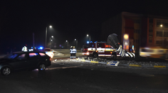 FOTO: Kuriózna nehoda v Púchove. Opitý vodič zdemoloval kruhový objazd aj svoje auto