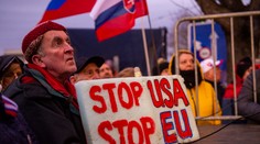 Poslancov obviňujú z vlastizrady, no namiesto trestného oznámenia ich obťažujú u nich doma