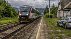 Muža na trati pri Gelnici zrazil vlak. Prišiel o nohu, pomáhal mu rušňovodič