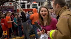 Tento hasič vie ako na to. Z romantického gesta sa rozplynie nejedna dáma