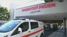 Poľovníka na posede zasiahla do nohy strela. Sám si dokázal privolať pomoc, je po operácii