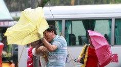 Silný tajfún zasiahol japonské ostrovy a smeruje k Taiwanu