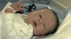 Šesťnásobná mama zomrela po pôrode. O dieťa sa postará len 20-ročná dcéra
