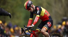 VIDEO: Kontroverzná hviezda čelí nenávisti fanúšikov. Počas pretekov mu vyliali do tváre drink