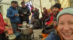 Na najvyššiu horu sveta vystúpila prvá Slovenka. Aby si zvykla na spanie v hluku, púšťala si v noci víchricu