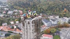 Roky slúžil kúpeľom. V Trenčianskych Tepliciach rukami rozoberajú 80 metrov vysoký komín