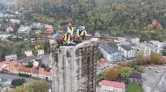 Roky slúžil kúpeľom. V Trenčianskych Tepliciach rukami rozoberajú 80 metrov vysoký komín