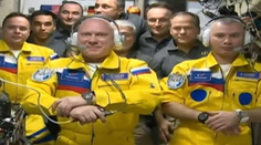 VIDEO: Trojica ruských kozmonautov dorazila na ISS. V kombinézach vo farbách Ukrajiny