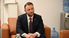 Minister Šutaj Eštok je v nemocnici. Má za sebou operáciu
