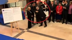 Galantnosť nadovšetko. Politik zaskočil kolegu, chcel mu pobozkať ruku