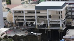 FOTO+VIDEO: Pred nemocnicou v centre Bangkoku vznikla obrovská prepadlina