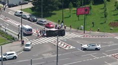 Tragická nehoda v Bratislave. Sanitka skončila prevrátená v strede križovatky