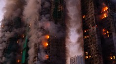 FOTO: Tragická bilancia požiaru bytového komplexu v Hongkongu stúpa. Zahynulo najmenej 65 ľudí. Ďalších 70 je zranených