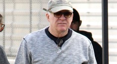 Slávny herec na prechádzke s rodinou. On má 71, dcérka tri roky