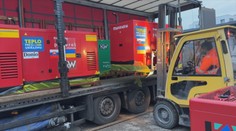 Vyskladali sa na ne Slováci. Na Ukrajinu poputujú plné kamióny generátorov