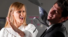 Intímne teroristky! Ženy sú voči mužom agresívnejšie