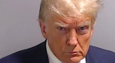 Trump sa vydal úradom v Georgii, polícia zverejnila fotografiu po jeho zatknutí