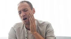 Krv pri čistení zubov netreba podceňovať. Môže signalizovať vážnejší problém