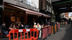 Britskí poslanci schválili sprísnenie proticovidových pravidiel