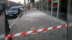 V centre Bratislavy vypadlo na chodník obrovské bezpečnostné sklo. Zranilo okoloidúcu ženu