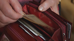 Najskôr jej ponúkli pomoc, no potom ju okradli. Podvodníci na seniorku použili prefíkaný trik