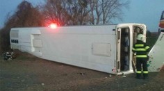 Pri Mostovej sa prevrátil autobus, zranilo sa osem ľudí. Polícia zverejnila možnú príčinu nehody