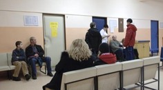 Ľudia platia za zrušené poplatky u lekára, hoci vedia, že nemusia