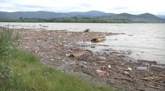 Zemplínska šírava dnes pripomína veľkú skládku. Poznáme príčinu