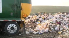 Z tragédie komédia: Smetiari naložili kôš aj s človekom vo vnútri