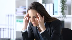 Migréna po silnom parféme či jedle? Vedci prepisujú, čo vieme o jej spúšťačoch