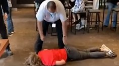 VIDEO: Internet pobúrilo správanie ochrankára. Mladíka škrtil a následne škaredo hodil o zem