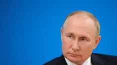 Biden: Zatykač ICC na Putina je "oprávnený". Medvedev: Je to len zdrap "toaletného papiera"