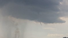 VIDEO: Slovenskom sa opäť prehnali búrky. Na západnom Slovensku zachytili tromby