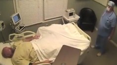 Drsný vtip. Mužovi povedali, že bol 10 rokov v kóme