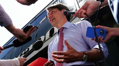 VIDEO: Na kanadského premiéra Trudeaua počas predvolebnej kampane hádzali kamene