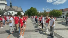 Štvorylka rozhýbala námestia. V uliciach slovenských aj iných európskych miest tancujú tisíce ľudí