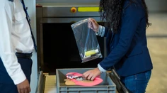 Bola vaša batožina vybratá na dodatočnú kontrolu na letisku? Dôvodom môže byť prekvapivá položka