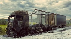 VIDEO: Kamión na D2 zachvátili plamene. Diaľnica je neprejazdná, tvoria sa dlhé kolóny