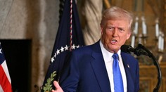 Trump obvinil Ukrajinu z rozpútania vojny s Ruskom. Spochybnil Zelenského mandát