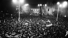 Vládli 40 rokov, padli po dvoch dňoch. Dôvody, prečo komunisti nezastavili Nežnú revolúciu