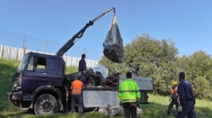 Vrtuľník Martina zachraňoval ľudí necelý mesiac. Dnes ho odvážali roztrhaný na franforce