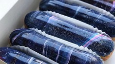 Hotová pastva pre oči: Eklérky s galaktickou polevou senzáciou internetu