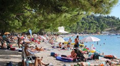 Počasie v Chorvátsku prekvapilo všetkých. Na Jadran sa vrátilo leto, ľudia sa kúpu v mori