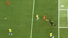 Pomýlil si futbal s volejbalom? Brazíliu vyradil z turnaja gól rukou